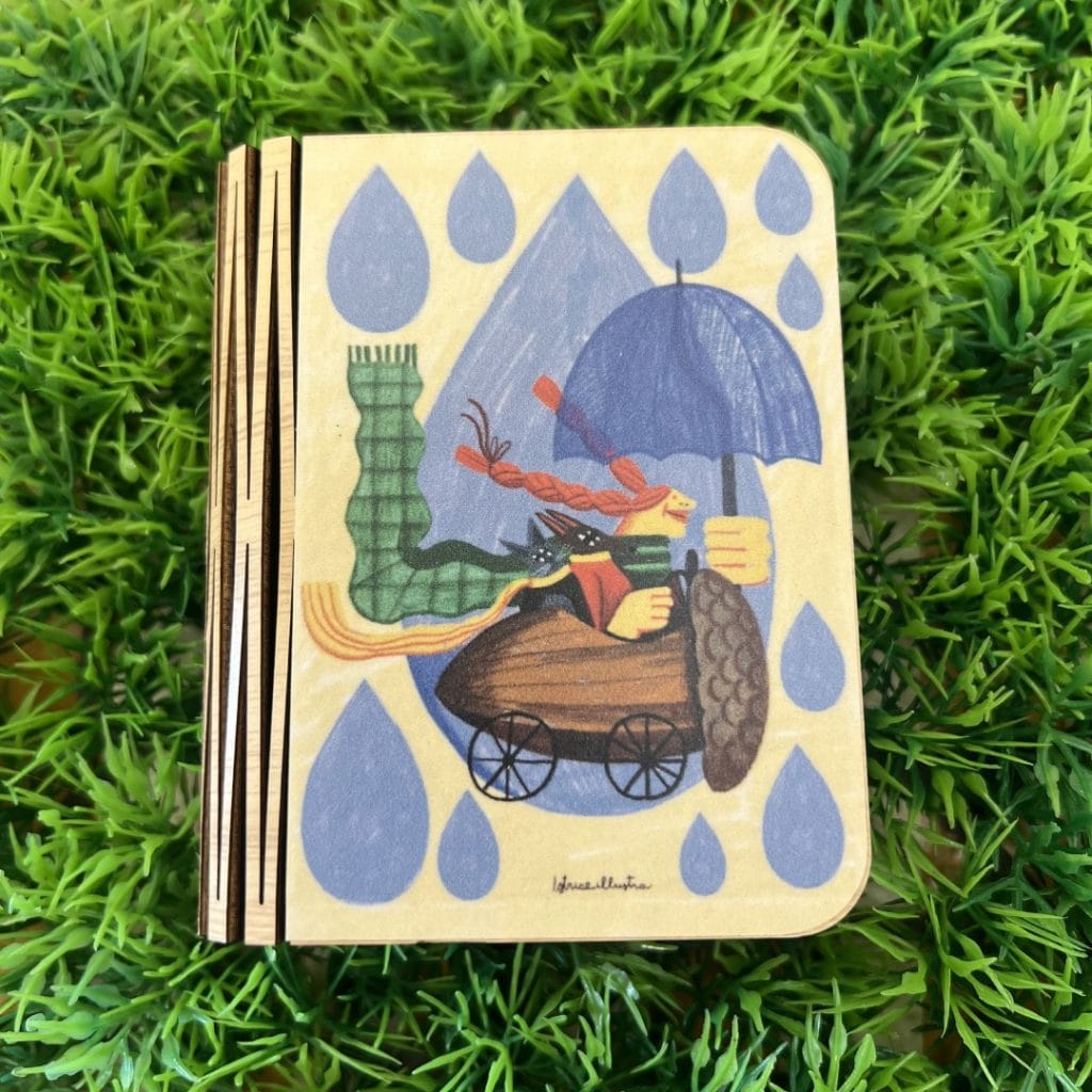 Book lamp-small- Critter! · Lámpara libro ilustrada de Istrice Illustration