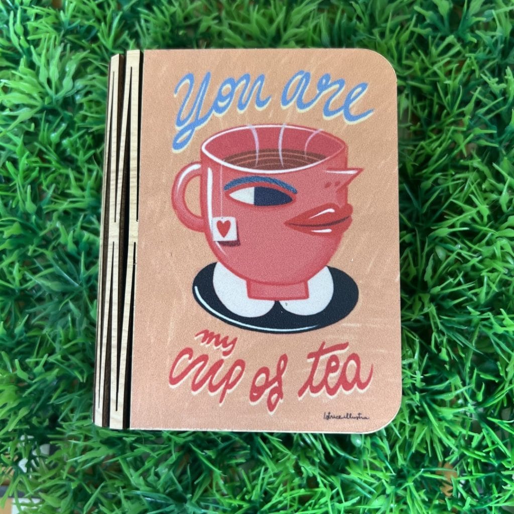 Book lamp-small- You are my cup of tea · Lámpara libro ilustrada de Istrice Illustration